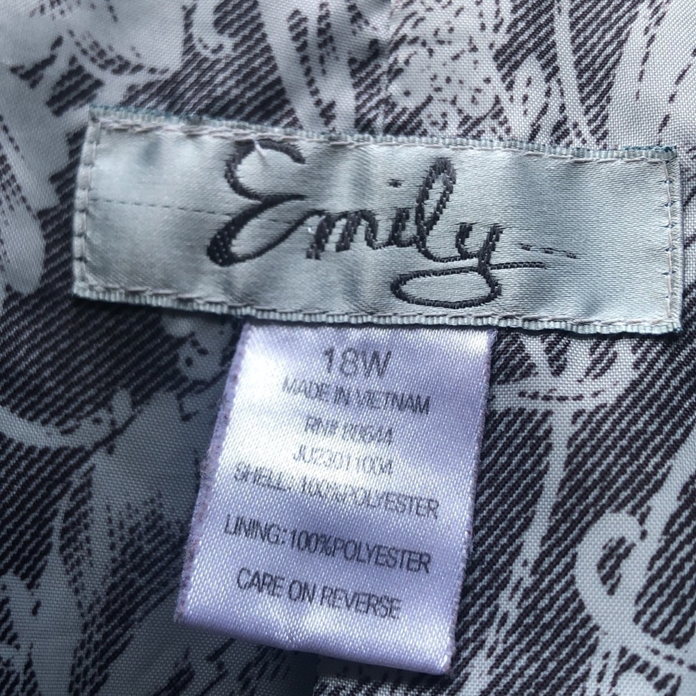 EMILY 18 W BLAZER JACKET GRAY Pit to Pit 23 1/2" Preworn top button is uneven - Picture 3 of 12
